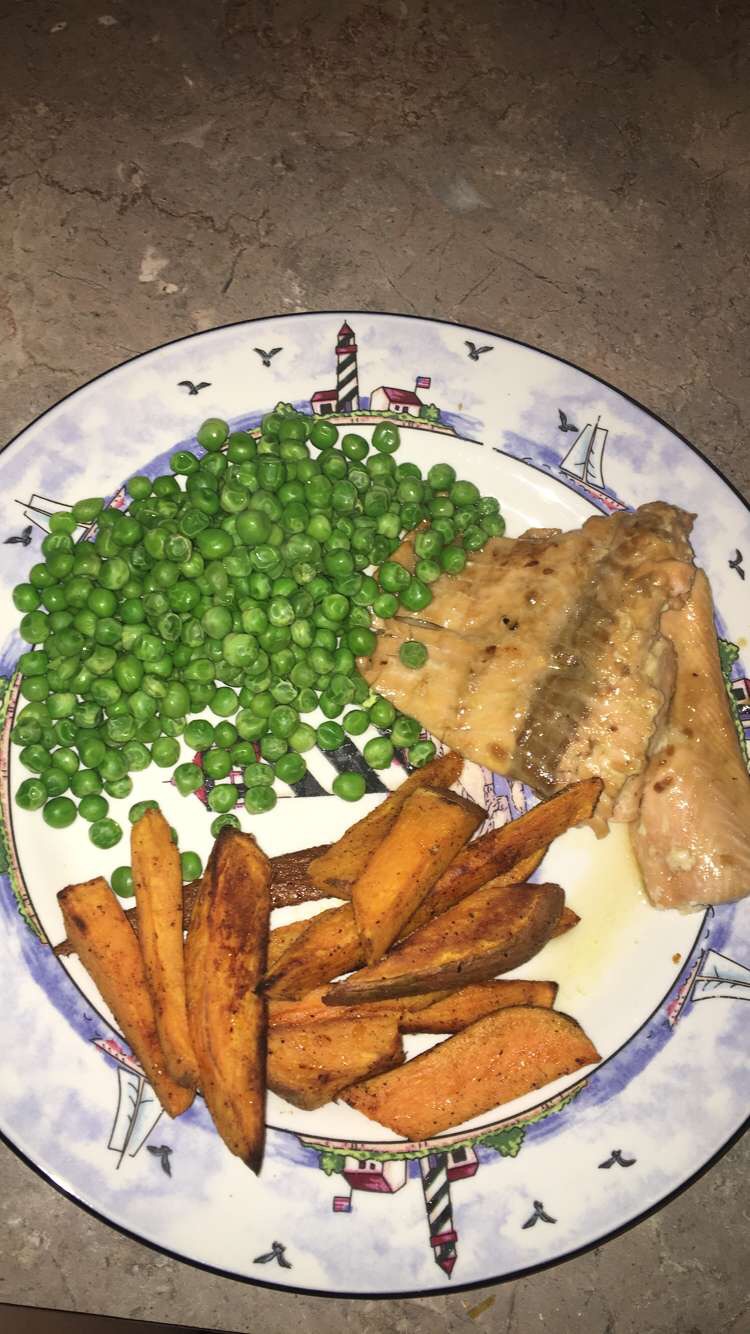 Salmon, sweet potato fries and peas.